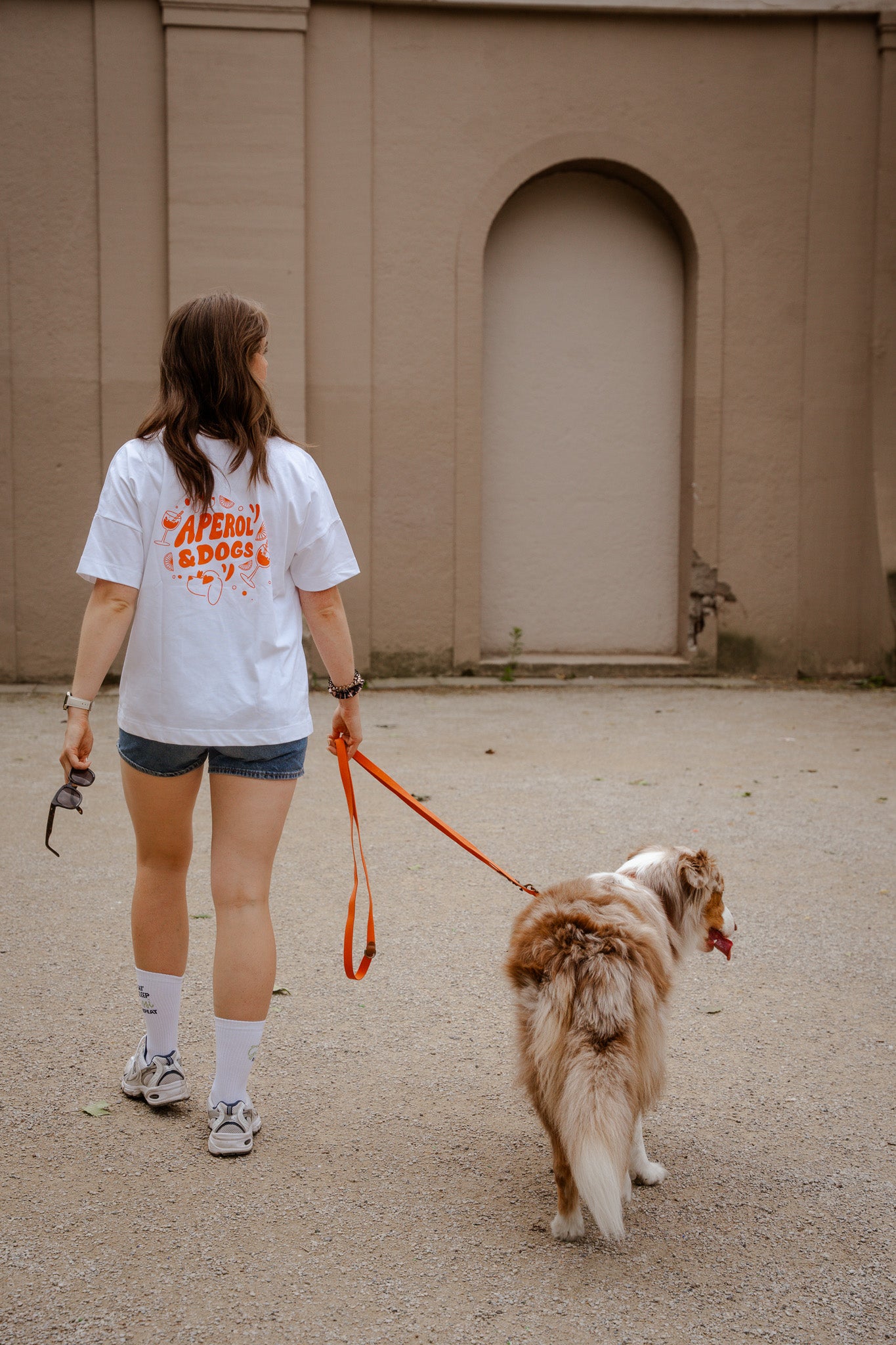 Hej Nika Aperol & Dogs T-Shirt für Hundebesitzer aus Baumwolle getragen bei einem Spaziergang mit dem Hund – nachhaltig, fair & oversized 