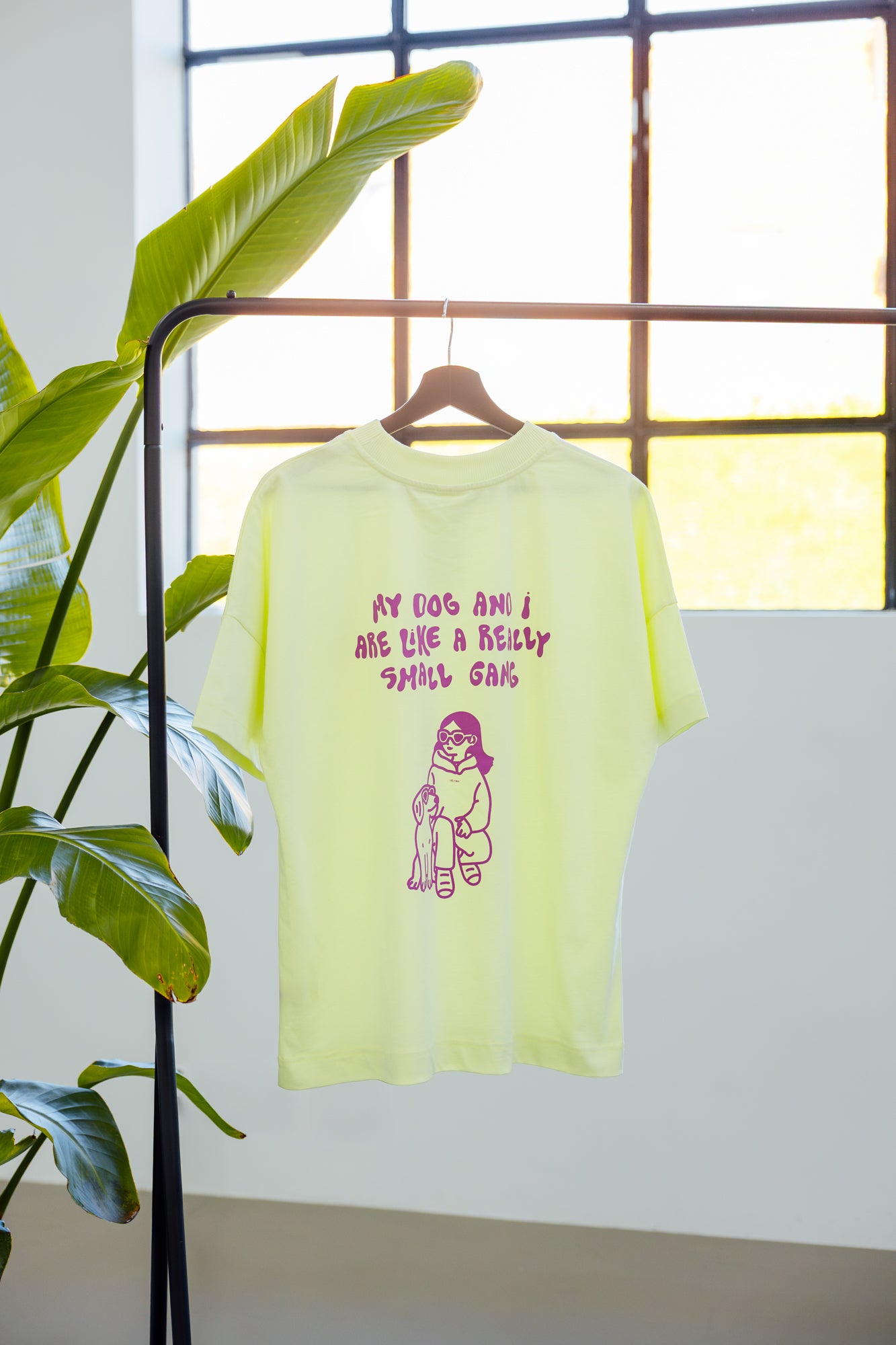 Small Gang T-Shirt für Hundebesitzer hängt an Kleiderstange im Atelier zu sehen ist der Backprint – nachhaltig, stylisch & oversized – 100% Bio-Baumwolle – Hej Nika