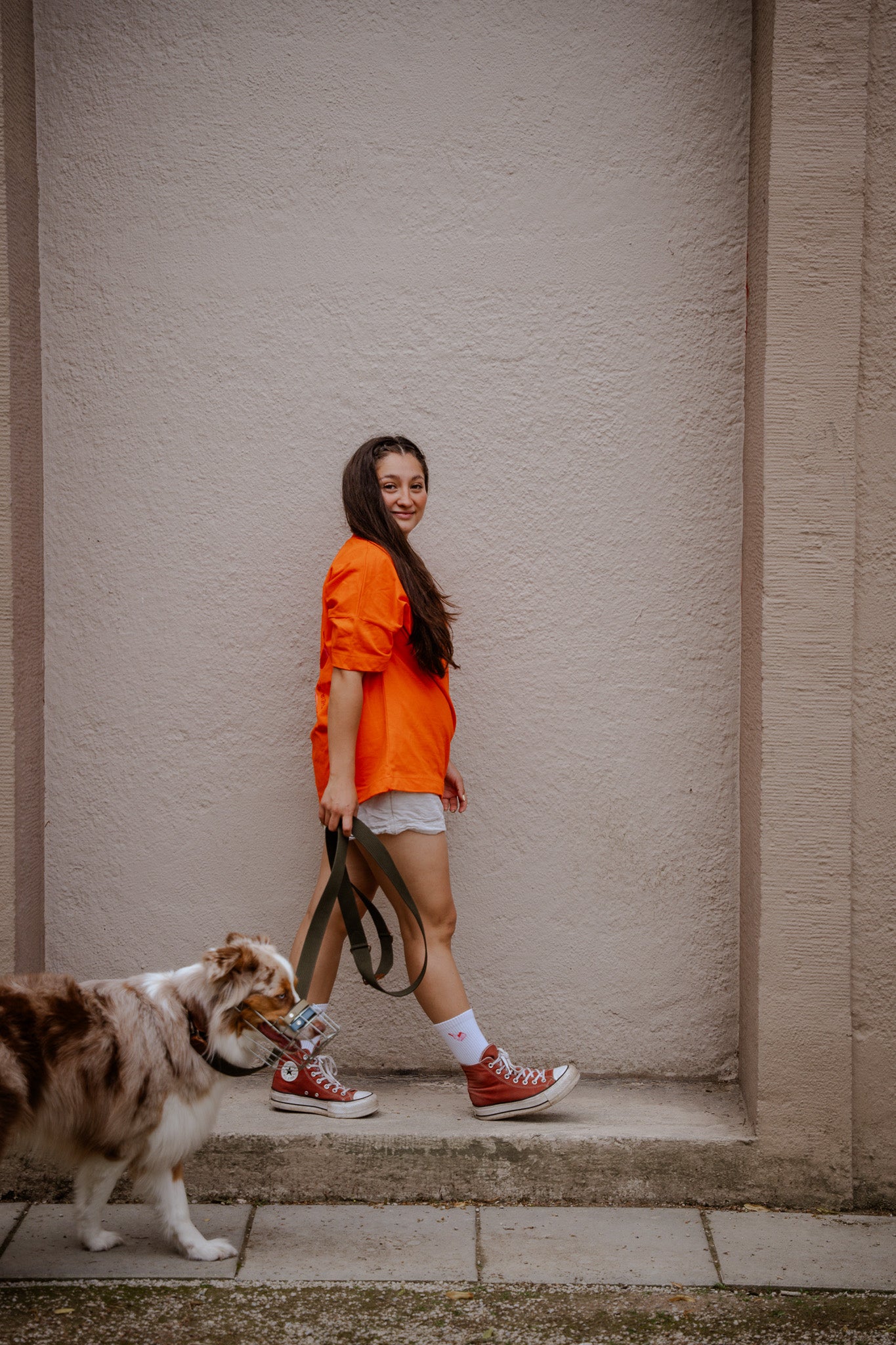 Hej Nika T-Shirt für Hundebesitzer "Cute But Spicy" getragen beim Spaziergang mit dem Hund im Sommer  – stylisch, oversized & Bio-Baumwolle