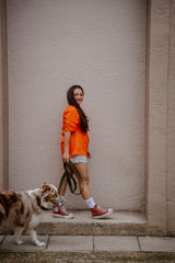 Hej Nika T-Shirt für Hundebesitzer "Cute But Spicy" getragen beim Spaziergang mit dem Hund im Sommer  – stylisch, oversized & Bio-Baumwolle