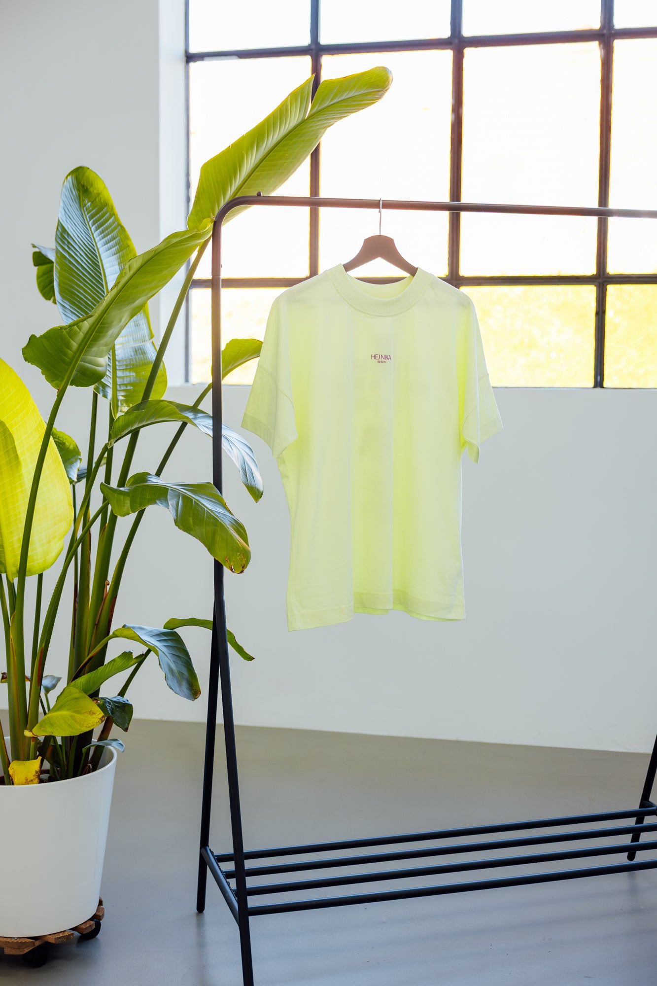 Small Gang T-Shirt für Hundemenschen hängend an einer Kleiderstange im Atelier – nachhaltig, stylisch & fair – Bio-Baumwolle - Hej Nika 