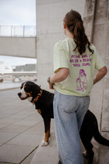 Hundebesitzer trägt Small Gang T-Shirt in Lime bei sommerlicher Gassirunde – nachhaltige Mode – Hej Nika