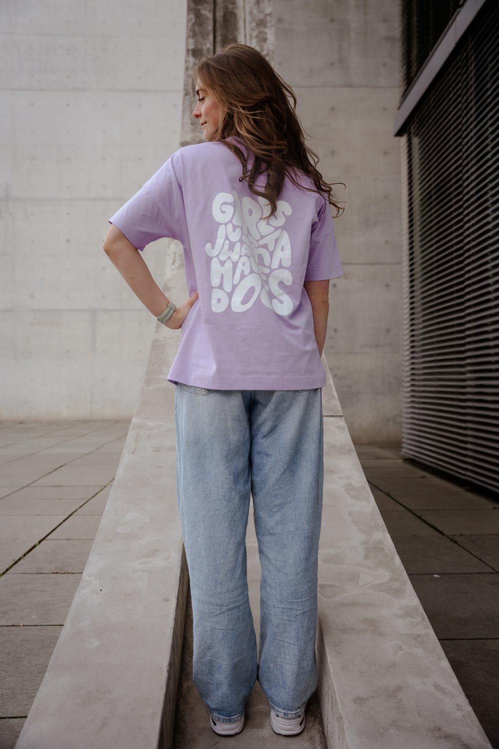 T-Shirt für Hundemenschen oder Hundebesitzer getragen bei einem Spaziergang – nachhaltig, stylisch & oversized – 100% Bio-Baumwolle – fair produziert in Portugal – Hej Nika