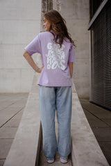 T-Shirt für Hundemenschen oder Hundebesitzer getragen bei einem Spaziergang – nachhaltig, stylisch & oversized – 100% Bio-Baumwolle – fair produziert in Portugal – Hej Nika