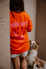 Hej Nika "Cute But Spicy" T-Shirt für Hundemenschen getragen bei einem Spaziergang mit dem Hund. Sichtbar ist der Backprint mit Statement  – Bio-Baumwolle
