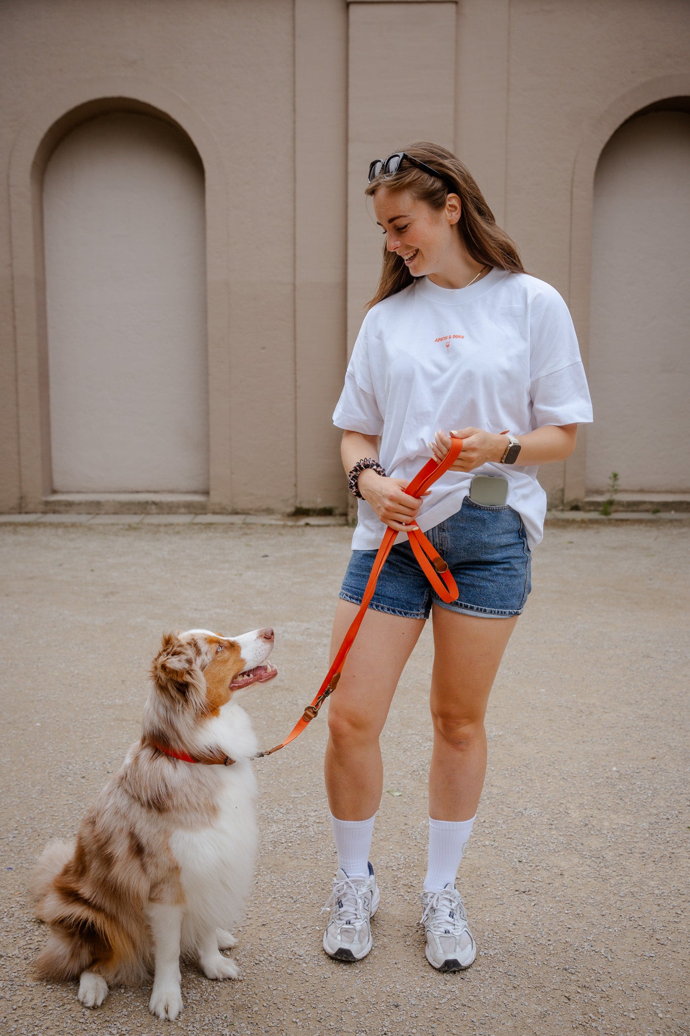 Aperol & Dogs T-Shirt für Hundebesitzer getragen bei einem Spaziergang mit Hund in einem Park – Bio-Baumwolle – Hej Nika – nachhaltig, oversized & fair 