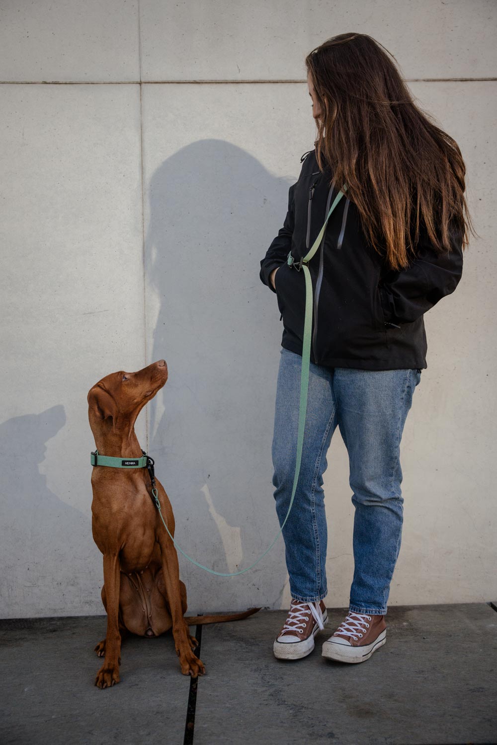 Hundebesitzerin mit Umhaengeleine für Hunde Merida von Hej Nika Shop robust und pflegeleicht
