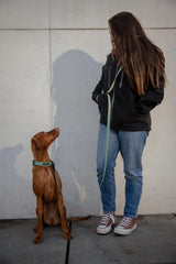 Hundebesitzerin mit Umhaengeleine für Hunde Merida von Hej Nika Shop robust und pflegeleicht