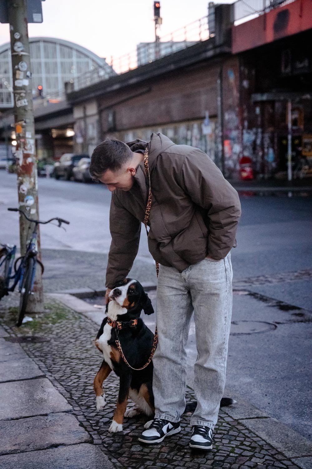 Hej Nika Umhängeleine aus BioThane® bei einer Gassirunde in der Berliner Innenstadt. Ideal für freie Hände und entspannte Gassirunden.