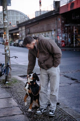 Hej Nika Umhängeleine aus BioThane® bei einer Gassirunde in der Berliner Innenstadt. Ideal für freie Hände und entspannte Gassirunden.