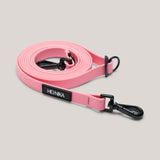 Die neue Merida Umhängeleine für Hunde von Hej Nika in der limitierten Edition "Valentines Rose". Robust, pflegeleicht und nachhaltig. Online. Hej Nika. Umhängeleine im Studio fotografiert. 