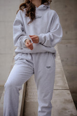 Pullover für Hundebesitzer WEEKEND PLANS wird durch Hundebesitzerin draußen getragen – stylisch, kuschelig & nachhaltig – Hej Nika 