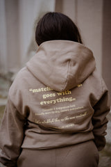 Hej Nika Zipper Jacke fuer Hundemenschen Lifestylefoto des Backprints – stylisch, cozy & nachhaltig