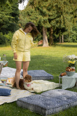 Hej Nika Zipper für Hundemenschen DOG HAIR bei gemeinsamen Spaziergang mit dem Hund – alltagstauglich, stylisch, cozy & nachhaltig