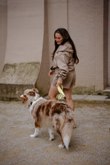 Hej Nika Zipper Jacke für Hundemenschen getragen beim Gassi durch eine Hundebesitzerin gemeinsam mit dem Hund – alltagstauglich, cozy & stylisch 