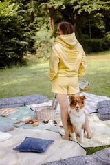 Hej Nika Zipper Jacke für Hundemenschen getragen bei Spaziergang gemeinsam mit Hund – cozy, stylisch & nachhaltig 