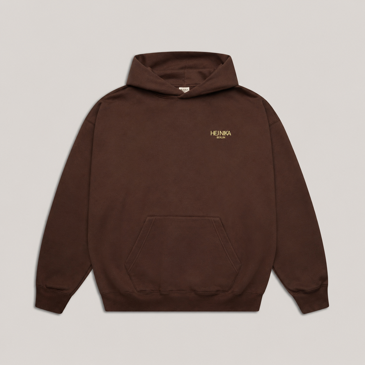 Oversized Hoodie „Dogs and Slices" in Braun aus kuscheliger Bio-Baumwolle für Hundemenschen – Frontansicht mit Kängurutasche und Logo-Print – Hej Nika