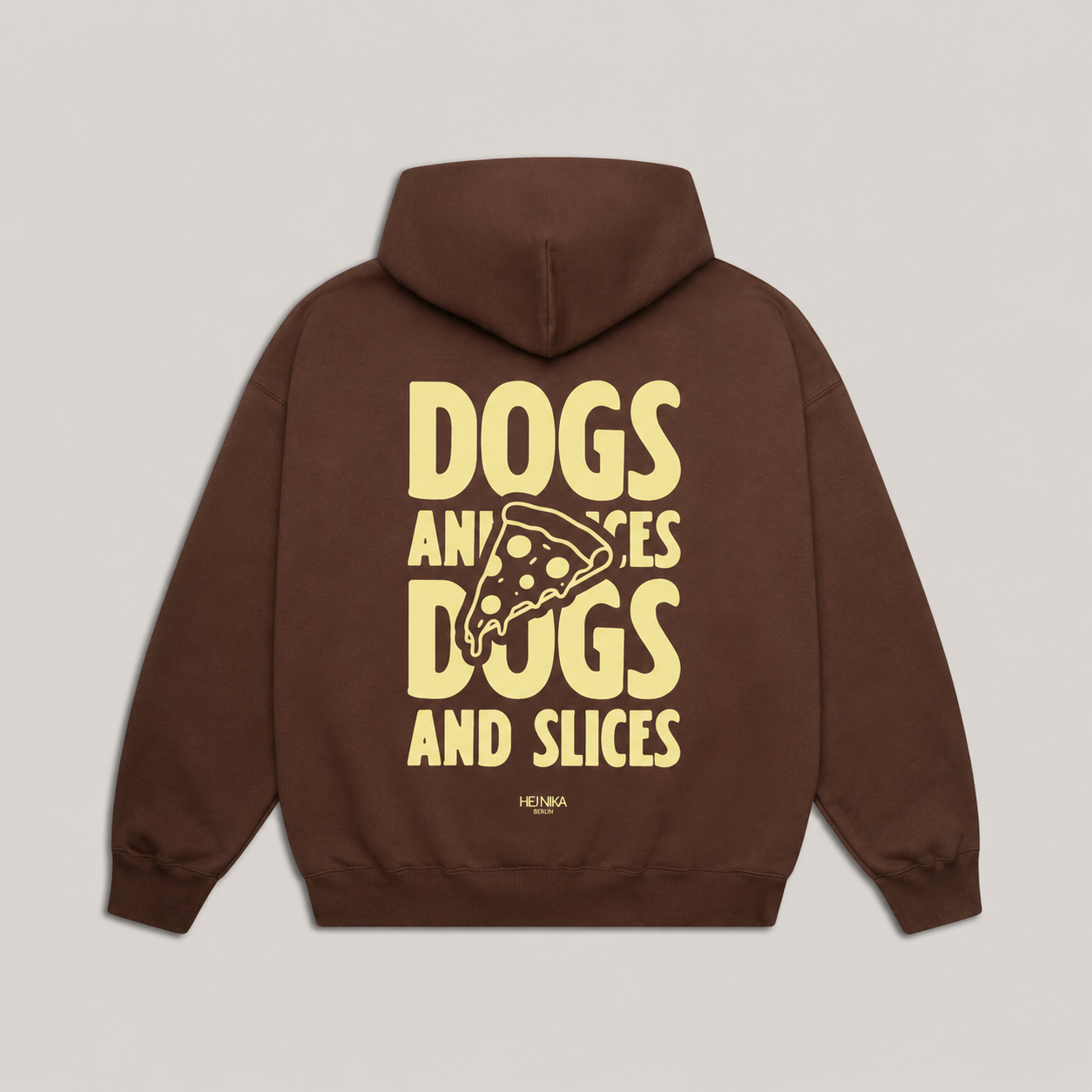 Oversized Hoodie „Dogs and Slices" in Braun aus Bio-Baumwolle für Hundemenschen – Rückansicht mit gelbem Pizza-Print – Hej Nika
