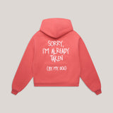 Rückansicht des roten Hoodies mit großem weißen Statement-Print: „SORRY, I'M ALREADY TAKEN (BY MY DOG)“.