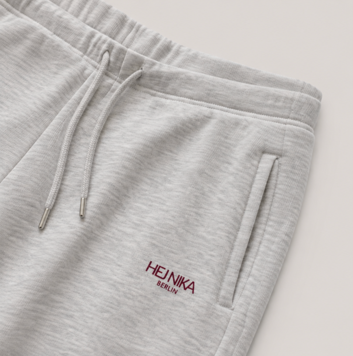 Neue Wide Leg Jogginghose von Hej Nika in Heather Grey. Designed in Berlin. Produziert in Portugal. 100% Bio-Baumwolle. Kuschelige und weiche Innenseite.