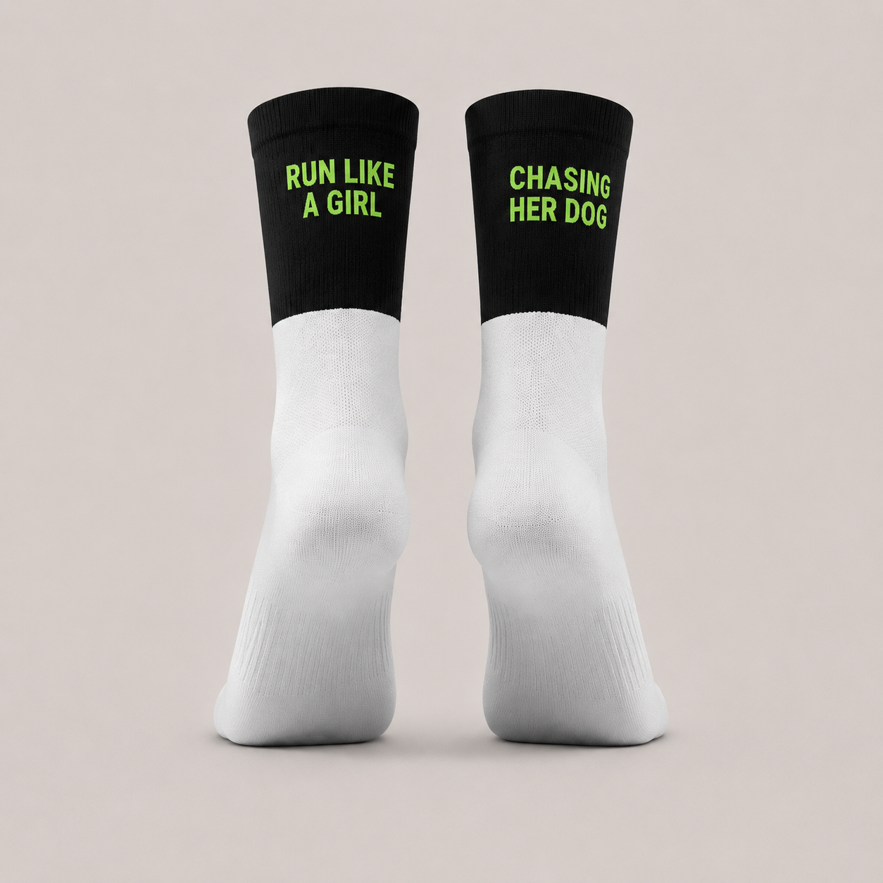 Laufsocken von Hej Nika "Run like a girl, chasing her dog". Ikonische Laufsocken in coolem 2-Farben Stil. Bequem, strapazierfähig & sportlich. 
