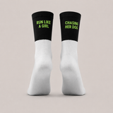 Laufsocken von Hej Nika "Run like a girl, chasing her dog". Ikonische Laufsocken in coolem 2-Farben Stil. Bequem, strapazierfähig & sportlich. 