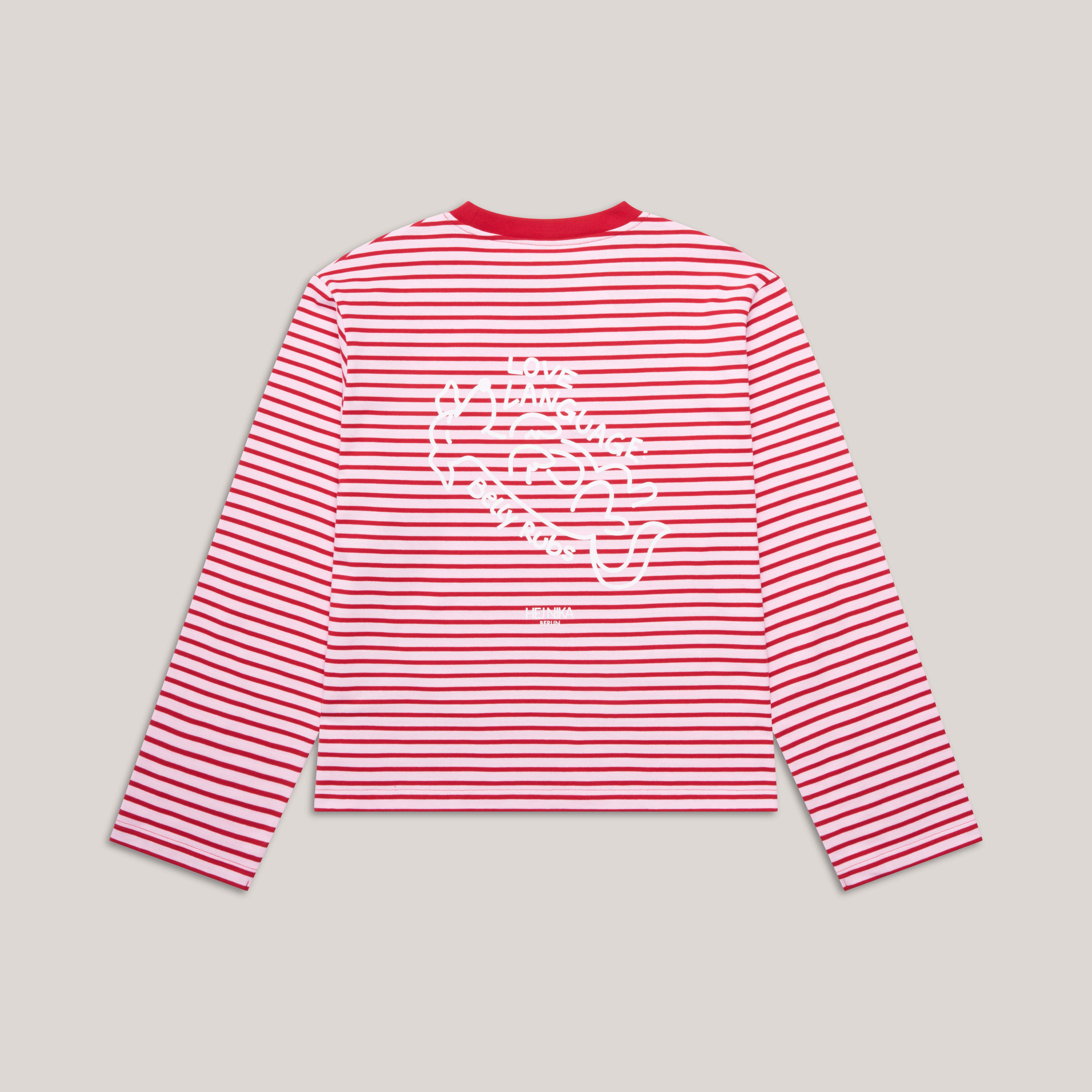 Rückansicht des gestreiften Langarmshirts mit weißem Backprint: Illustration eines liegenden Hundes und dem Text „Love Language: Belly Rubs“.