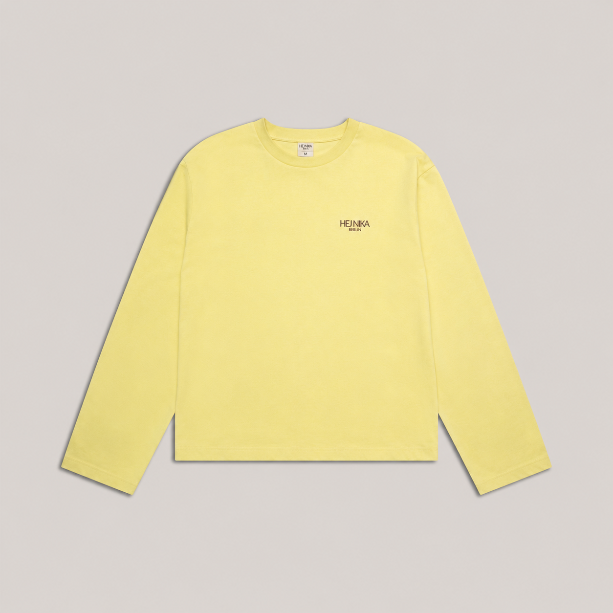 Longsleeve in Gelb aus 100 % Bio-Baumwolle für Hundemenschen – Frontansicht mit kleinem Hej Nika Logo-Print – Hej Nika