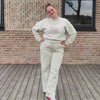 Frau im grauen Jogger-Set von Hej Nika aus Baumwolle und Polyester hergestellt in Portugal.