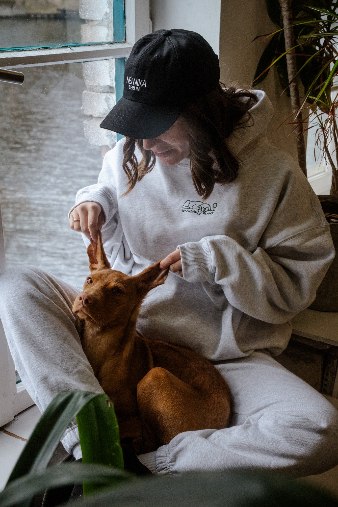 Hej Nika Pullover für Hundebesitzer WEEKEND PLANS Hundebesitzer kuschelt mit dem Hund auf dem Sofa – gemütlicher Pullover