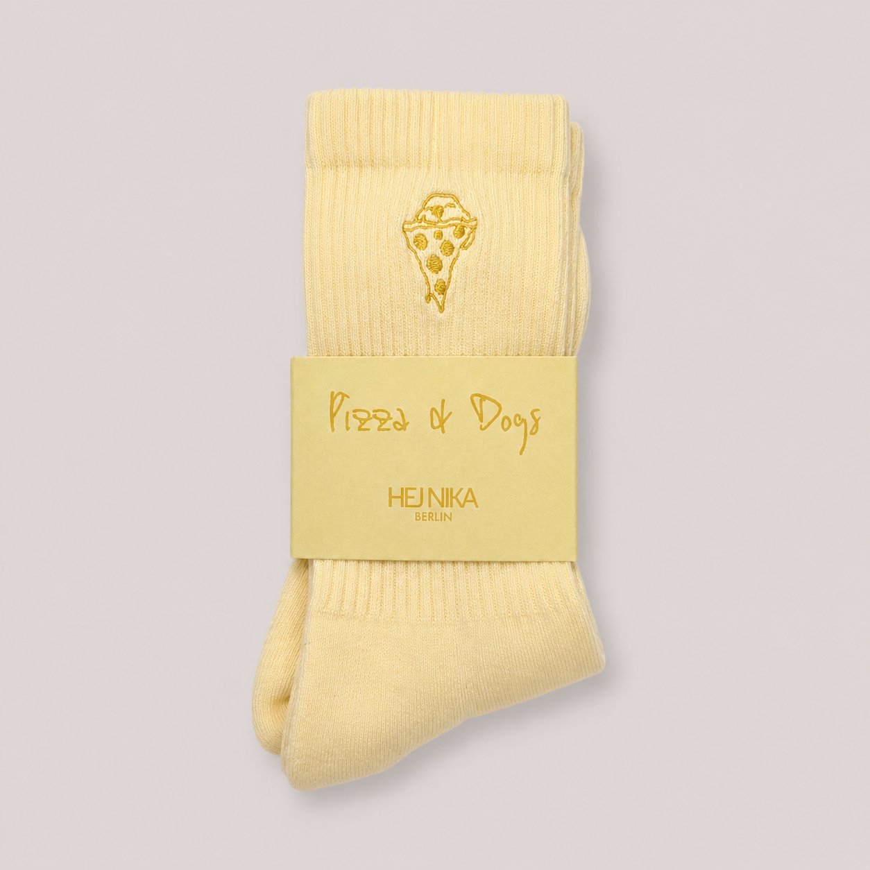 Tennissocken „Pizza & Dogs" in Gelb aus Baumwolle für Hundemenschen – gesticktes Pizza-Motiv mit Hej Nika Banderole – Hej Nika