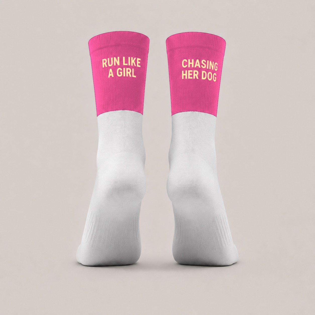 Detailansicht der pinken Sportsocken mit Schriftzug Run Like A Girl und Chasing Her Dog an der Ferse – Hej Nika