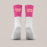 Detailansicht der pinken Sportsocken mit Schriftzug Run Like A Girl und Chasing Her Dog an der Ferse – Hej Nika