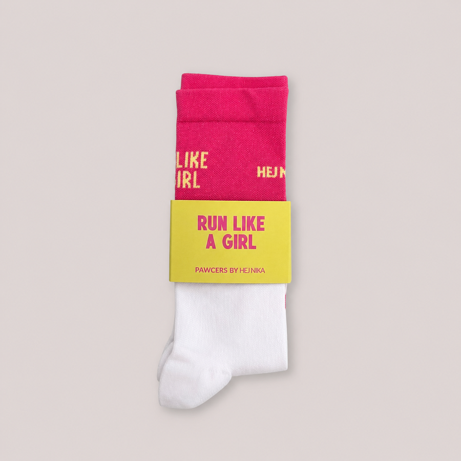 Sportsocken Run Like A Girl in Pink für Hundemenschen – atmungsaktive Socken mit gelbem Statement-Print am Bündchen – Hej Nika