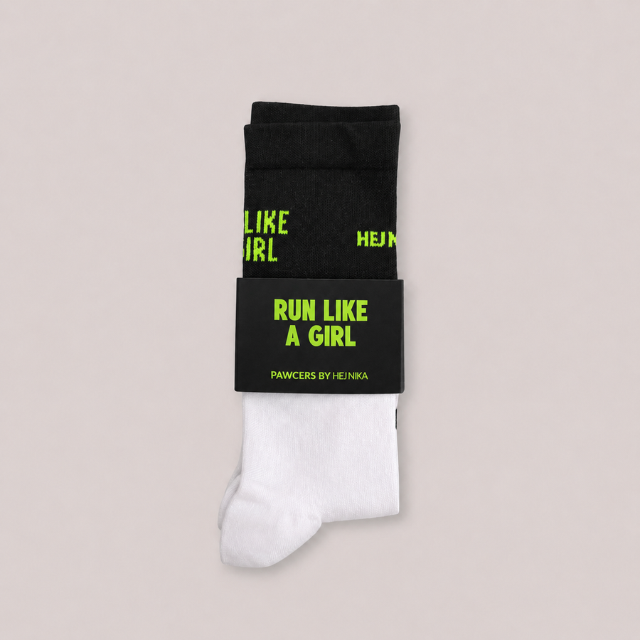 Sportsocken Run Like A Girl in Schwarz für Hundemenschen – atmungsaktive Socken mit neongrünem Statement-Print am Bündchen – Hej Nika