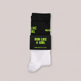 Sportsocken Run Like A Girl in Schwarz für Hundemenschen – atmungsaktive Socken mit neongrünem Statement-Print am Bündchen – Hej Nika