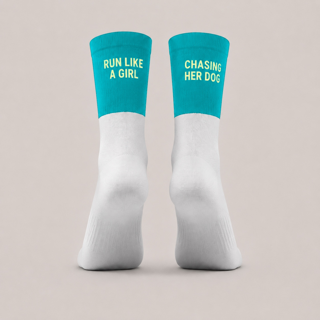 Detailansicht der türkisen Sportsocken mit Schriftzug Run Like A Girl und Chasing Her Dog an der Ferse – Hej Nika