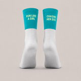 Detailansicht der türkisen Sportsocken mit Schriftzug Run Like A Girl und Chasing Her Dog an der Ferse – Hej Nika