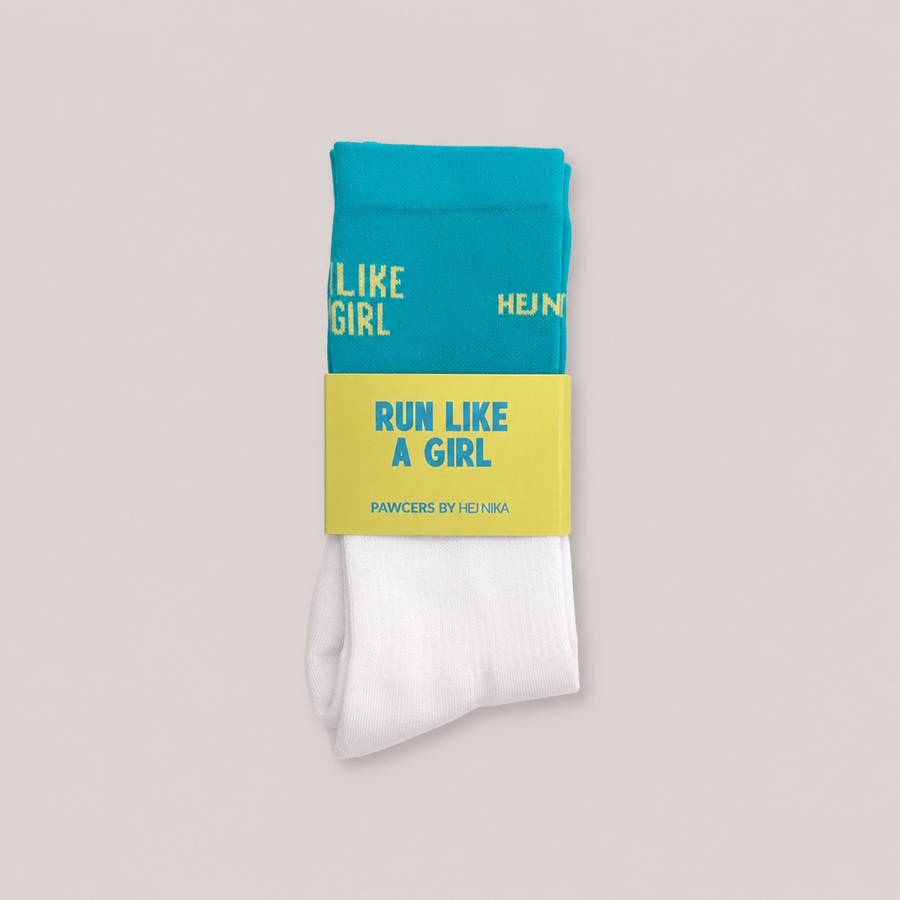 Sportsocken Run Like A Girl in Türkis für Hundemenschen – atmungsaktive Socken mit gelbem Statement-Print am Bündchen – Hej Nika
