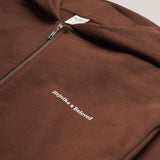 Frontansicht Sweatjacke mit geschlossenem Zipper mit HejNika x Beloved Aufdruck.