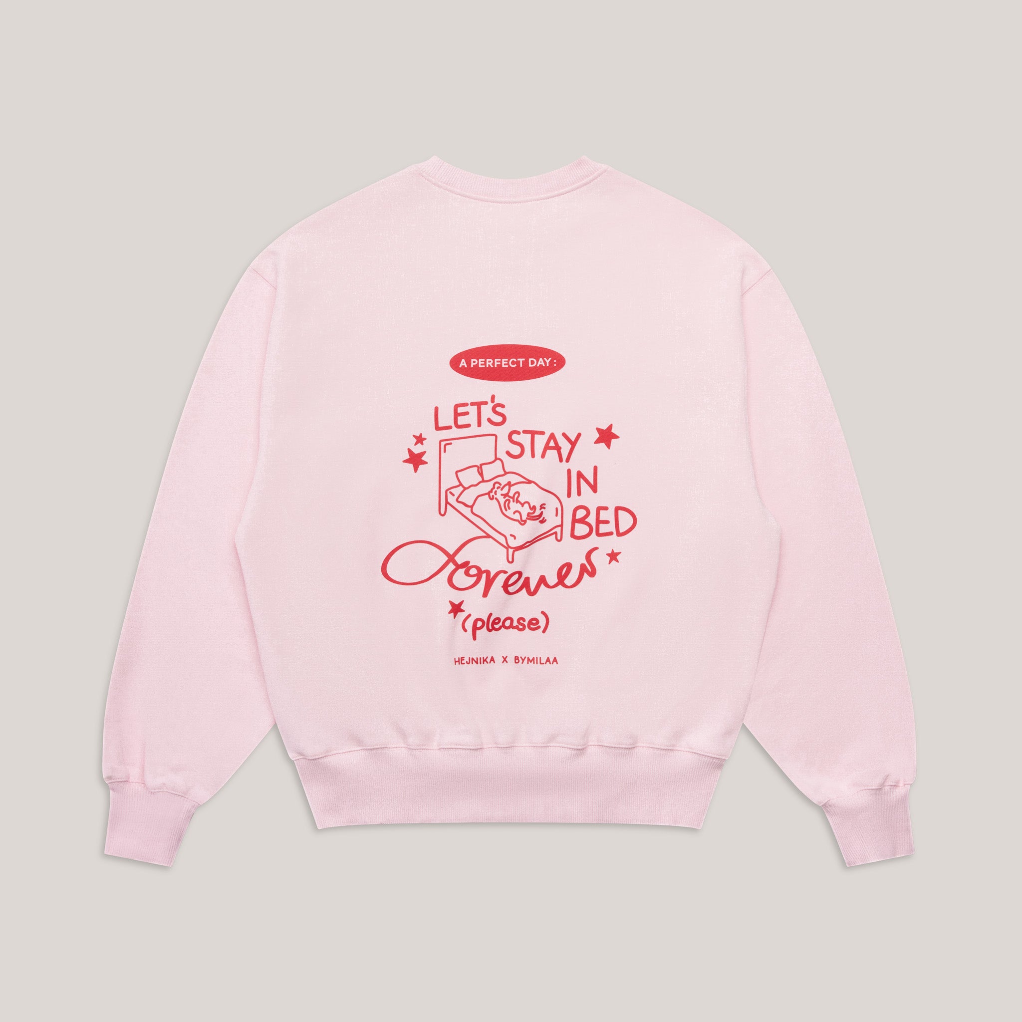 Rückansicht des rosa Sweaters mit roter Illustration „A Perfect Day: Let's Stay In Bed Forever“ (Hund im Bett) aus der Collab mit @julianemilaa.