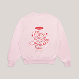 Rückansicht des rosa Sweaters mit roter Illustration „A Perfect Day: Let's Stay In Bed Forever“ (Hund im Bett) aus der Collab mit @julianemilaa.