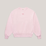 Vorderansicht des rosa Rundhals-Sweaters (Crewneck) mit kleinem roten Hej Nika Logo, oversized geschnitten.