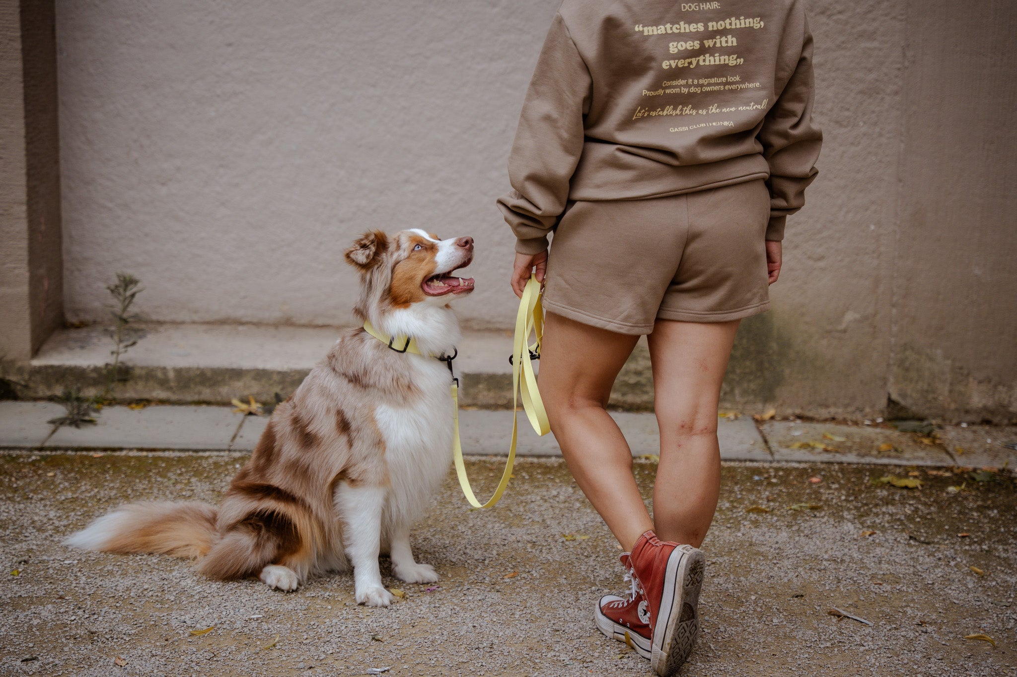 Hej Nika "Gassi Club" Jogger-Set mit Hund beim Gassi gehen.