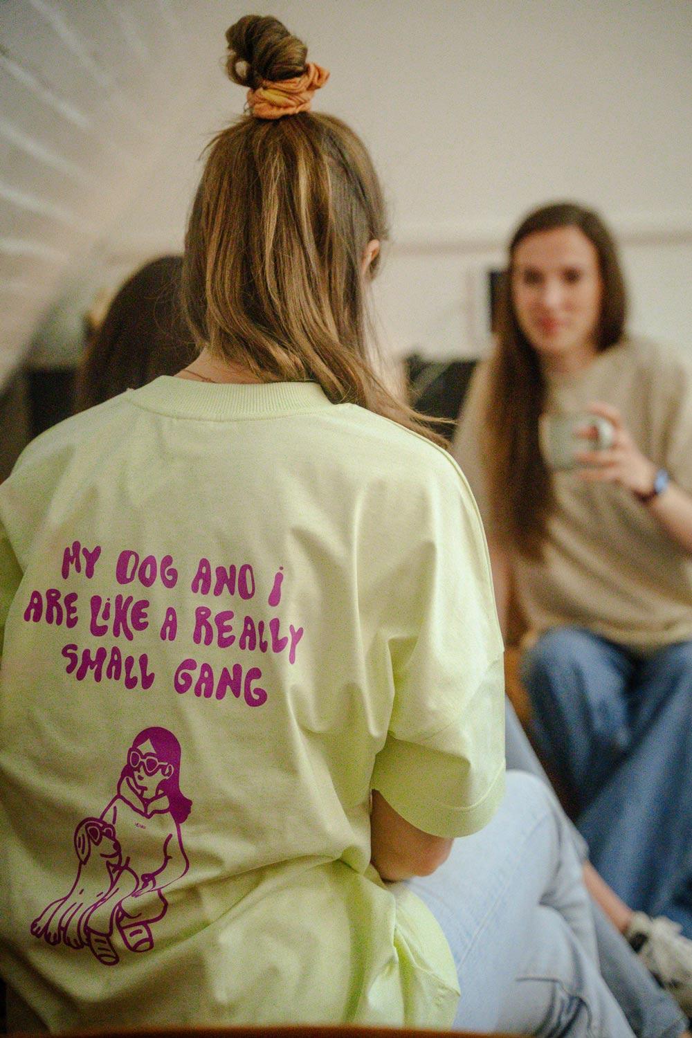 Small Gang T-Shirt getragen von Hundebesitzerinnen bei einem Café – nachhaltig, stylisch & oversized – Bio-Baumwolle 