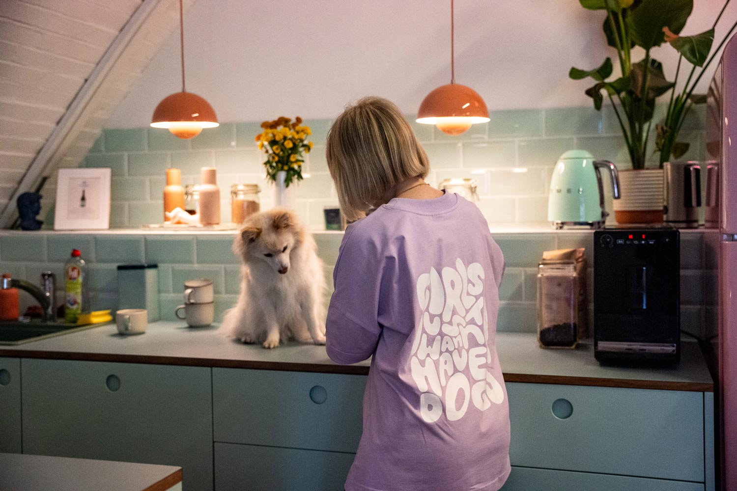 Girls Just Wanna T-Shirt für Hundebesitzer getragen von einer Hundebesitzerin bei Besuch eines Cafés mit Hund – Hej Nika – nachhaltig, stylisch & hochwertig – 100% Bio-Baumwolle