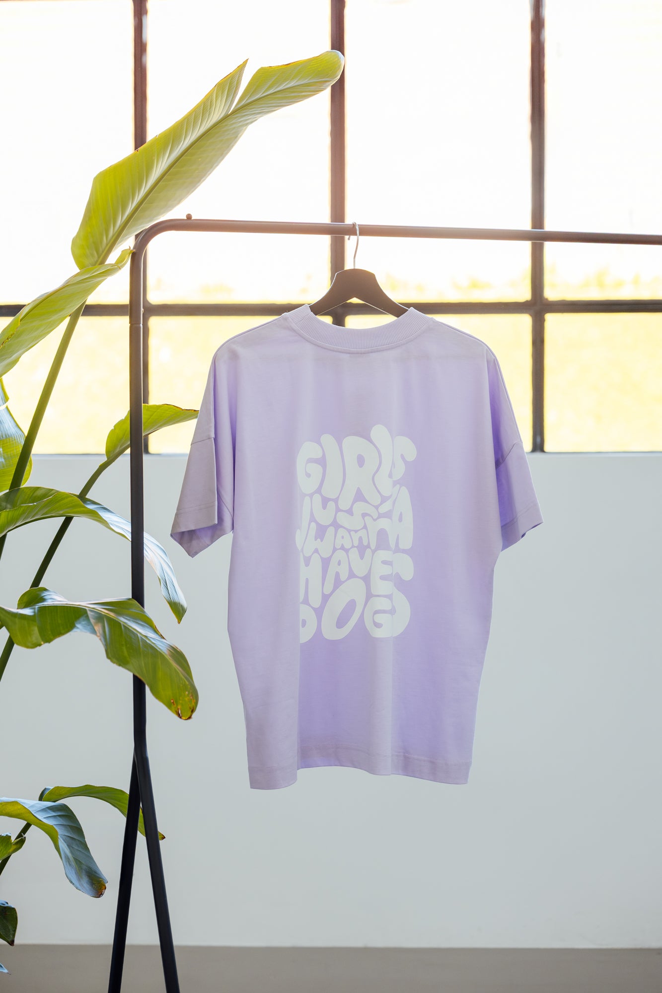 Hej Nika Girls Just Wanna T-Shirt für Hundebesitzer beim Shooting an einer Kleiderstange – hochwertig, stylisch & nachhaltig – Bio-Baumwolle