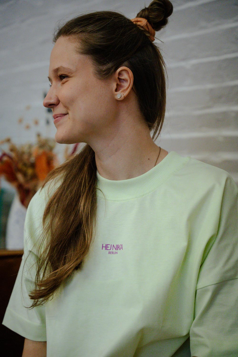 HundebesitzerIn die das "Small Gang" T-Shirt für Hundebesitzer in einem Café trägt – lifestyle – Hej Nika