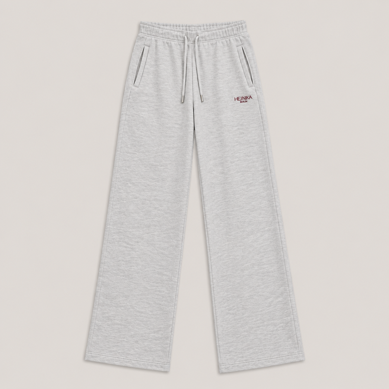 Hej Nika Jogginghose "WE LISTEN" in Heather Grey. Mit zwei Hosentaschen und burgundenem Hej Nika Logo auf der Frontseite. 100% Bio-Baumwolle. Produziert in Portugal.