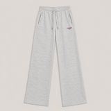 Hej Nika Jogginghose "WE LISTEN" in Heather Grey. Mit zwei Hosentaschen und burgundenem Hej Nika Logo auf der Frontseite. 100% Bio-Baumwolle. Produziert in Portugal.